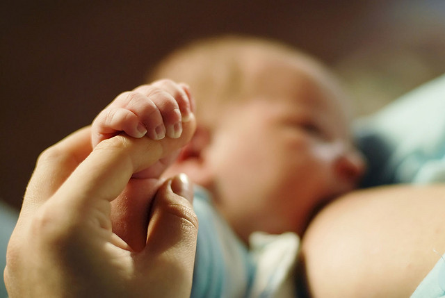 Si vas a dar el pecho al bebé, el cojín de lactancia te facilitará la tarea