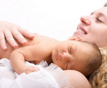 Bebé durmiendo plácidamente con su mamá