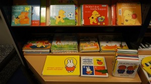 Libros, cuentos y novelas infantiles en la estantería de una librería
