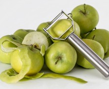 Fruta pelada para preparar ensalada de manzana