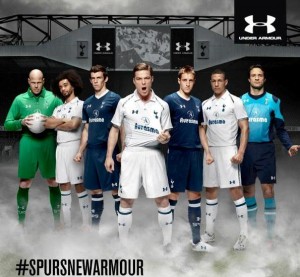 La alineación del Tottenham Hotspurs con sus uniformes de Under Armour