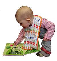 Un bebé juega con los accesorios de un libro interactivo