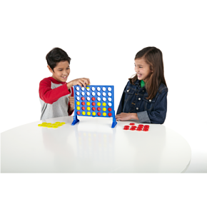 niños jugando juegos de mesa tren en raya
