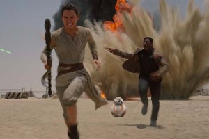 El nuevo droide acompaña en sus aventuras a Finn y Rey