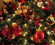 Árbol de Navidad adornado en rojo, dorado y verde.