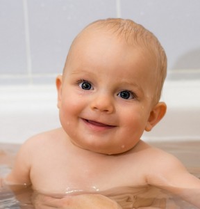 Bebé disfrutando de un agradable baño en la bañera de su casa