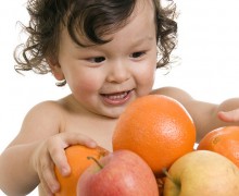 Bebé jugando con frutas