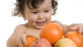 Bebé jugando con frutas