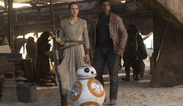 Finn, Rey y BB8 en ‘Star Wars: El despertar de la fuerza’ – foto: @cineenserio