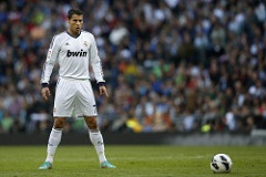 Cristiano Ronaldo lanza una falta. jpg