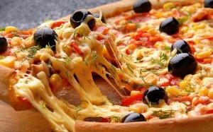 Sabrosa pizza de verduras, aceitunas negras y queso fundido