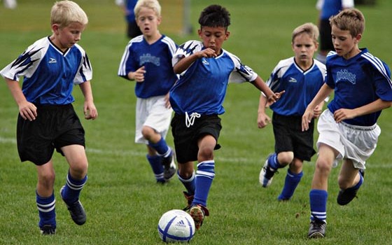 niños jugando al fútbol