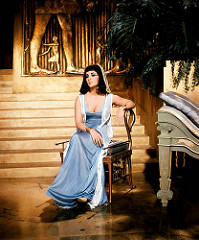 Elizabeth Taylor como Cleopatra en 1963