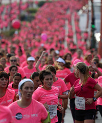 Mujeres corriendo. Imagen by KYMCO Moto España