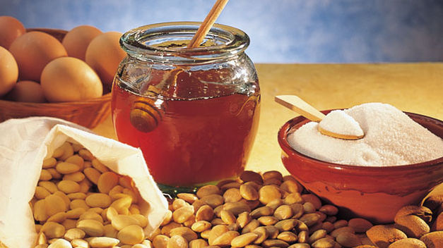 Miel y almendras, ingredientes del turrón navideño, fuentes de salud y belleza
