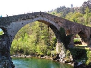 Viajes perfectos en puentes festivos. Puente romano (que no lo es) de Cangas de Onís