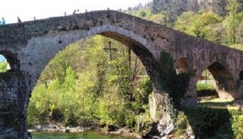 Viajes perfectos en puentes festivos. Puente romano (que no lo es) de Cangas de Onís