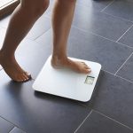 ¿Qué es la bioimpedancia y cómo funcionan las básculas para medir el porcentaje de grasa corporal?