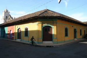 Calles con color granadino (Granada, Nicaragua)