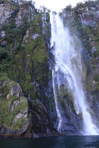 Salto de agua en Milford Sound