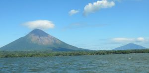 Vista desde el ferry de los volcanes en el Gran Lago Nicaragua o Cocibolca.