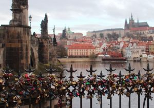 Vista del Castillo de Praga desde Karlův Most