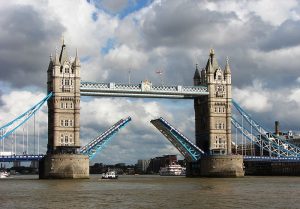 El Tower Bridge es un puente levadizo de estilo victoriano, el primero en construirse para unir las dos orillas del Támesis