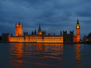A orillas del Támesis se erige el magnifico edificio del Parlamento británico y su torre coronada por el Big-Ben.