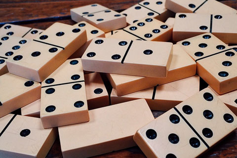 El dominó, un juego sencillo, entretenido y con grandes ventajas para los más pequeños