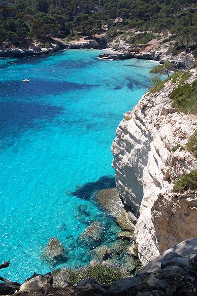 Cala Mitjana, una de las mejores calas de Menorca