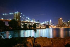 El puente de Brooklyn esta suspendido sobre potentes cables de acero.