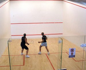 El te nis o el squash son deportes que desarrolla la resistencia corporal y la elasticidad de los músculos
